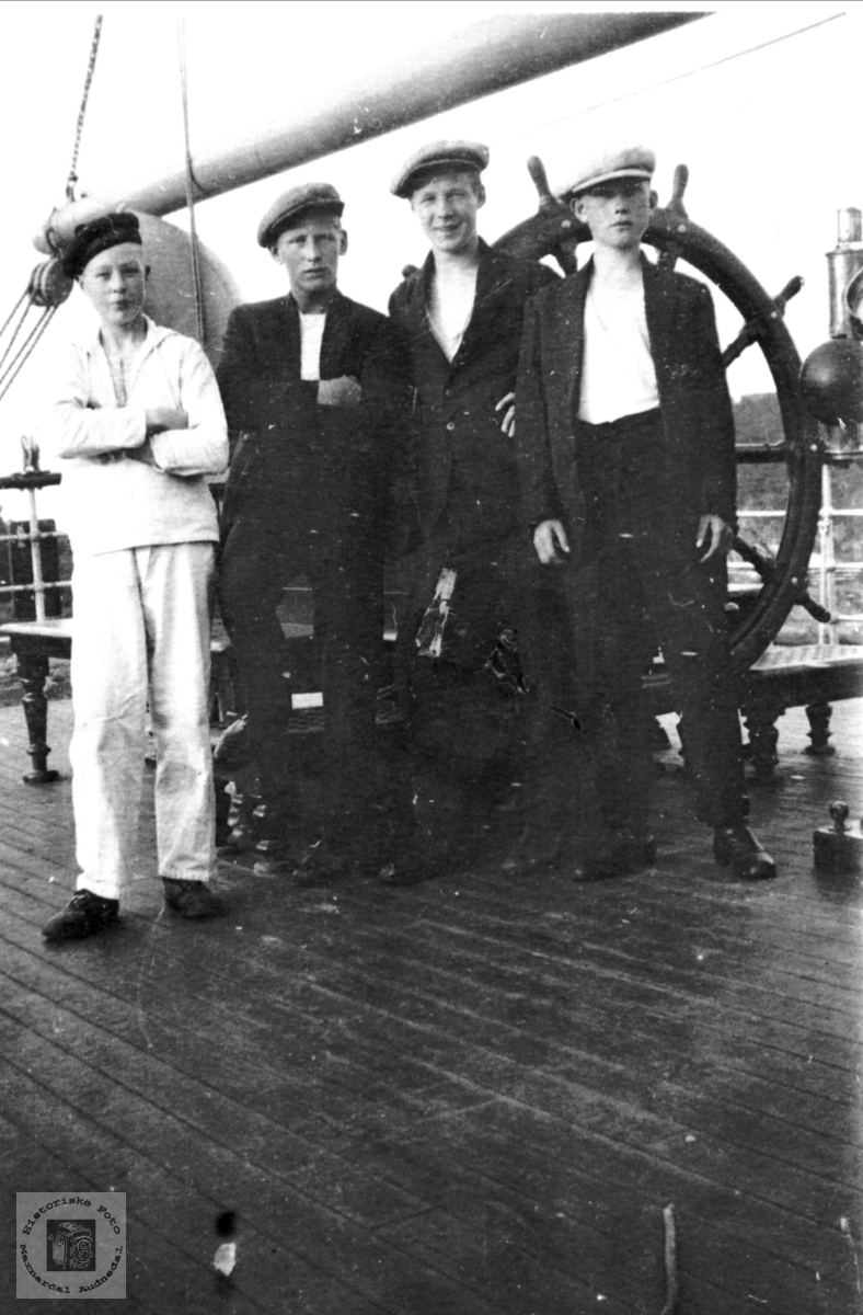 Portrett av sjømenn. Jørgen Laudal til venstre.