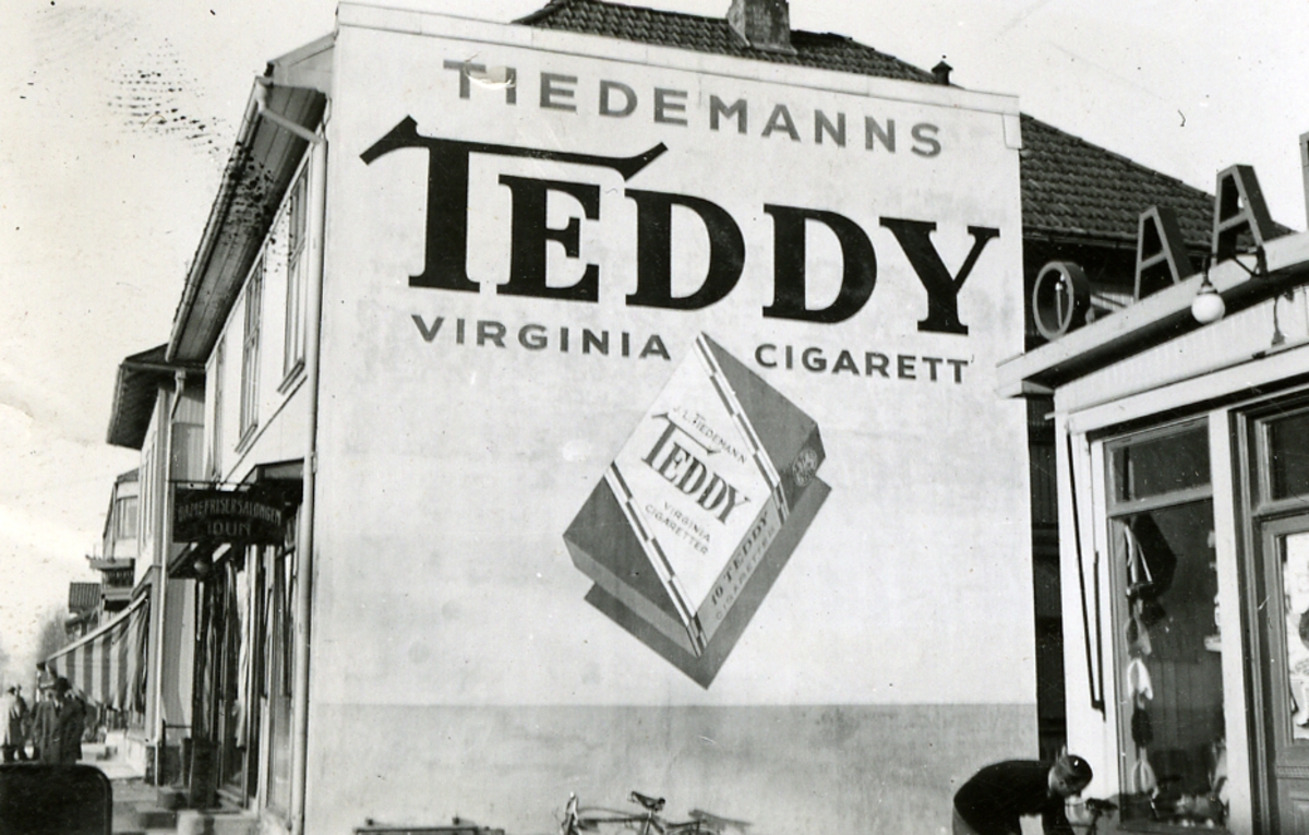 Fasadereklame for Tiedemanns Teddy sigaretter i Lillestrøm.