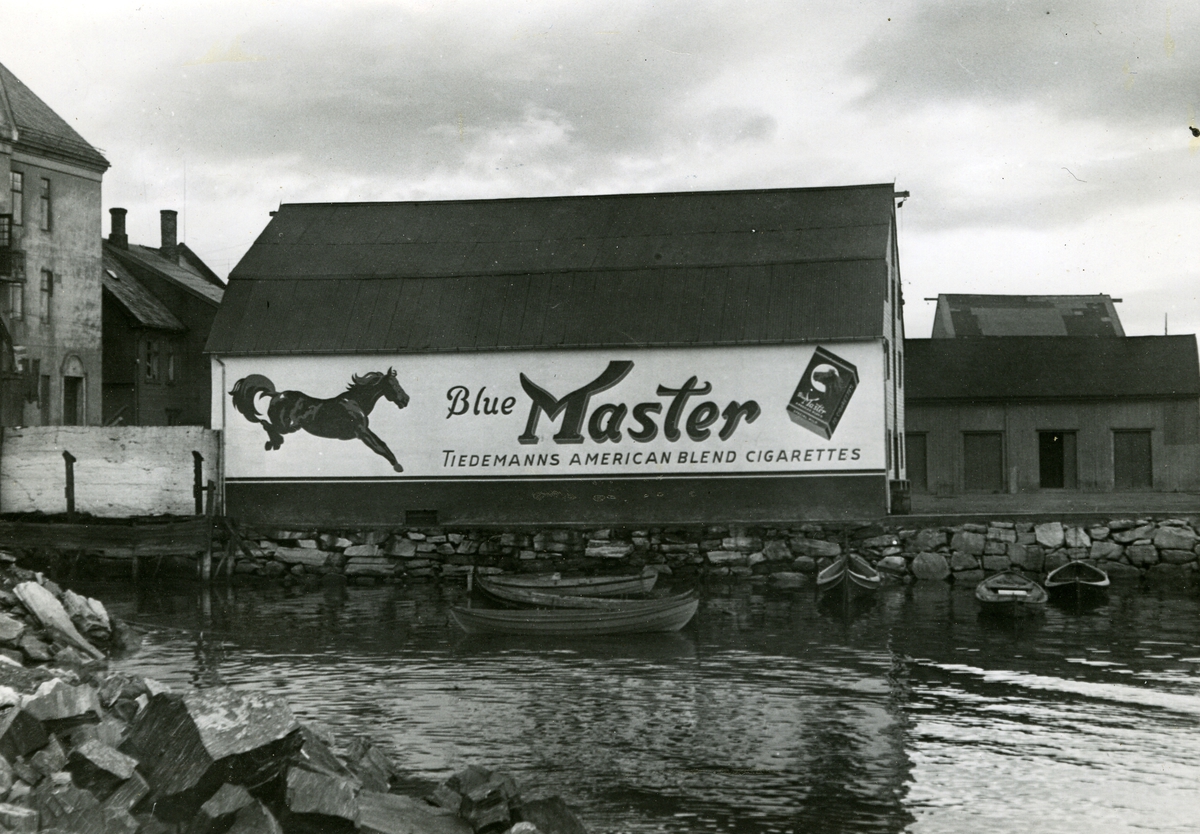 Reklame for Blue Master sigaretter ved vannet i Harstad.