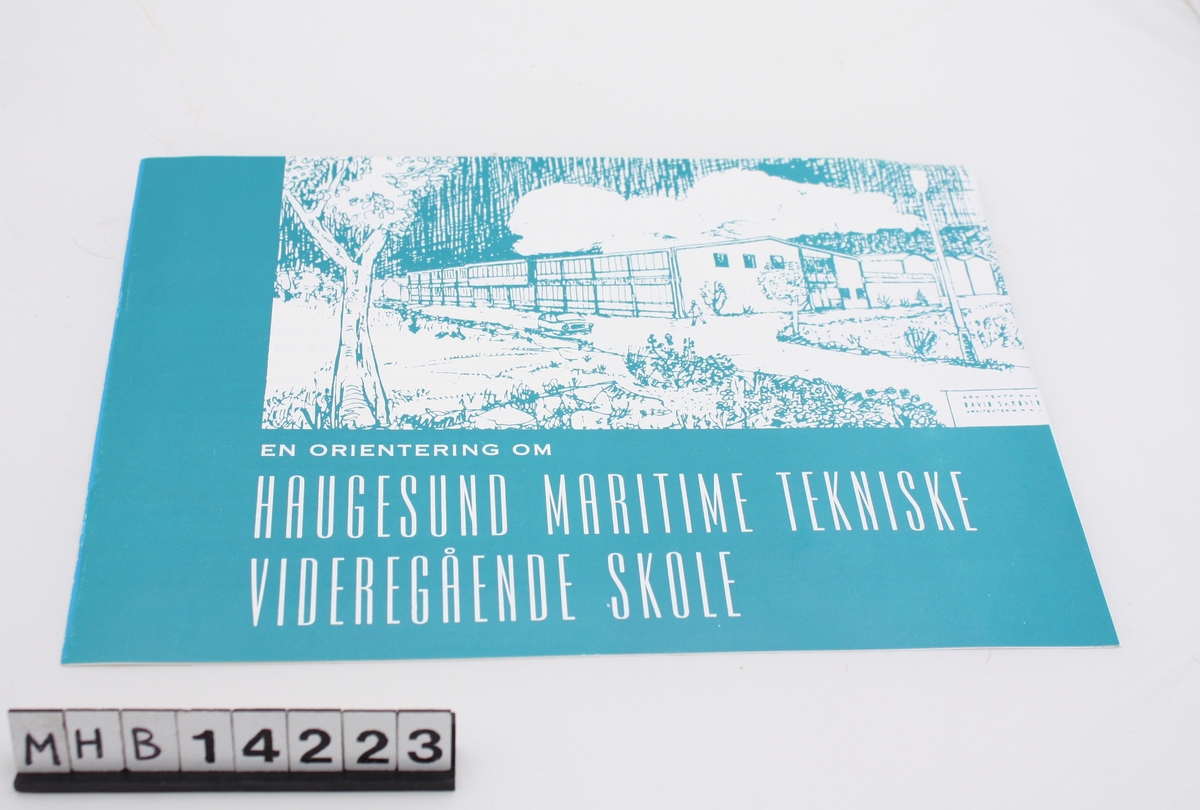 Rektangulært hefte med myk innbinding. Heftet inneholder informasjon om Haugesund Maritime Tekniske Vidergående Skole. På forsiden er en tegning av en skolebygning, og på baksiden er et kart over skoleområdet.