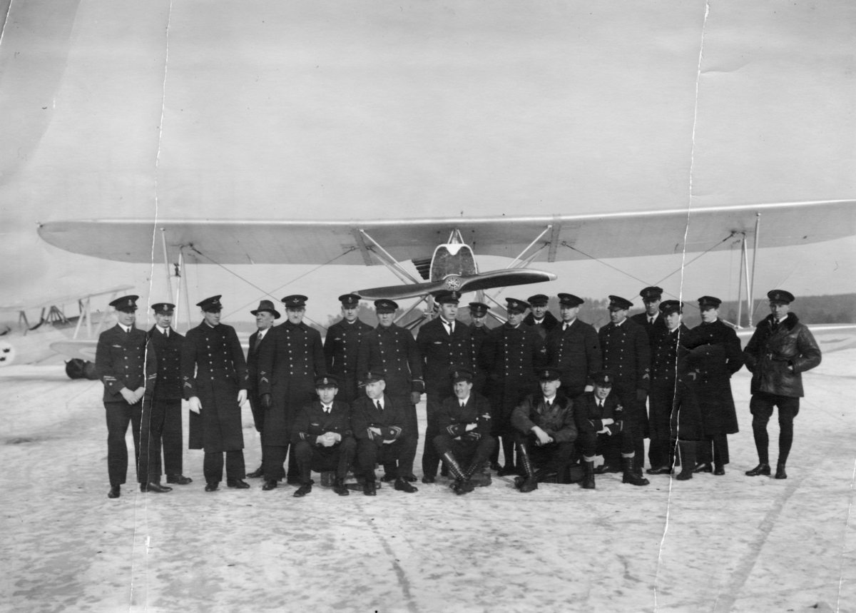Grupporträtt av underofficerare vid F 2 Roslagens flygflottilj, 1929. Framför flygplan SK 6, vintertid.