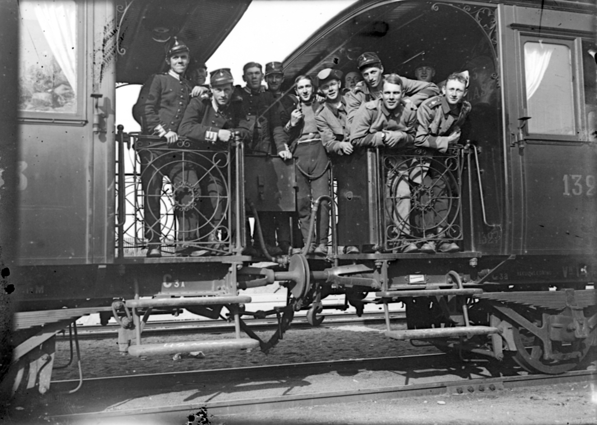 Gruppporträtt. En samling armésoldater från I 4 och / eller I 5 regemente står på en tågvagn.