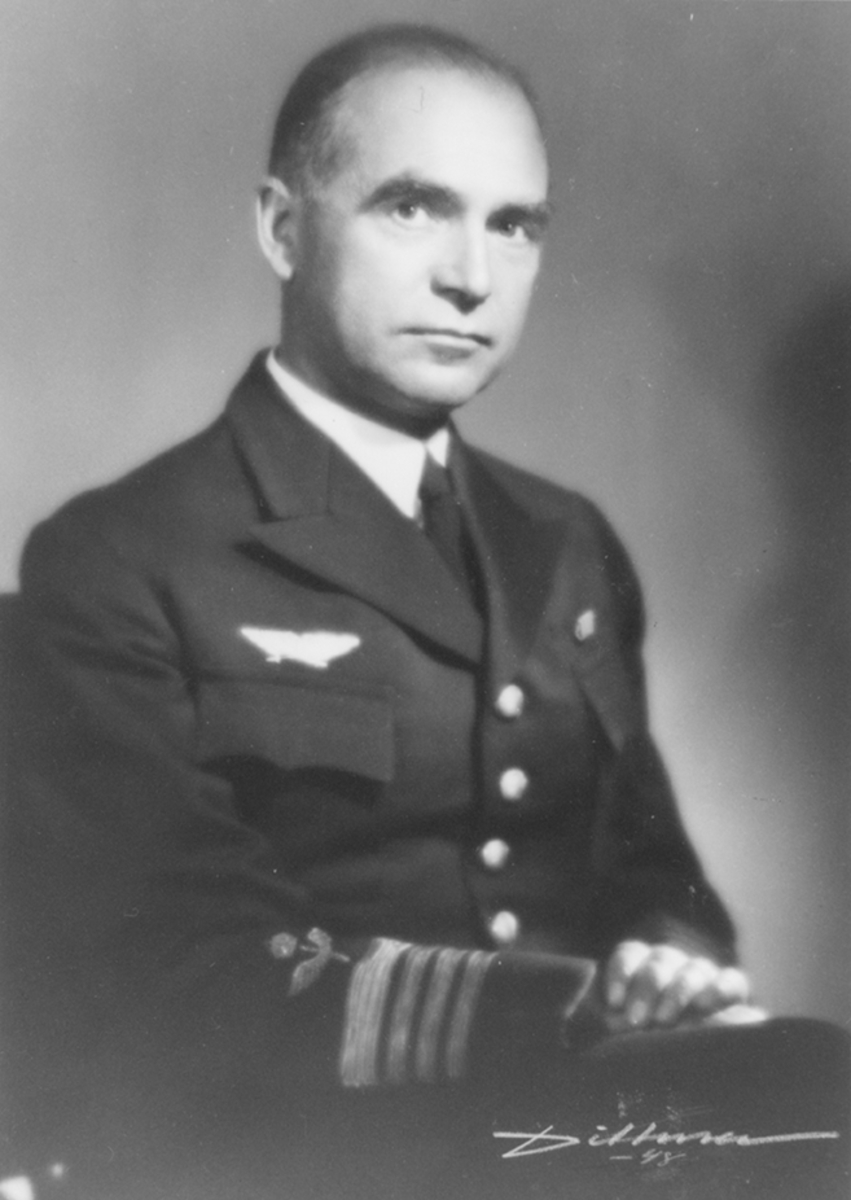 Porträttfotografi av Hugo Svenow, chef för F 2 Roslagens flygflottilj, 1944-1948.