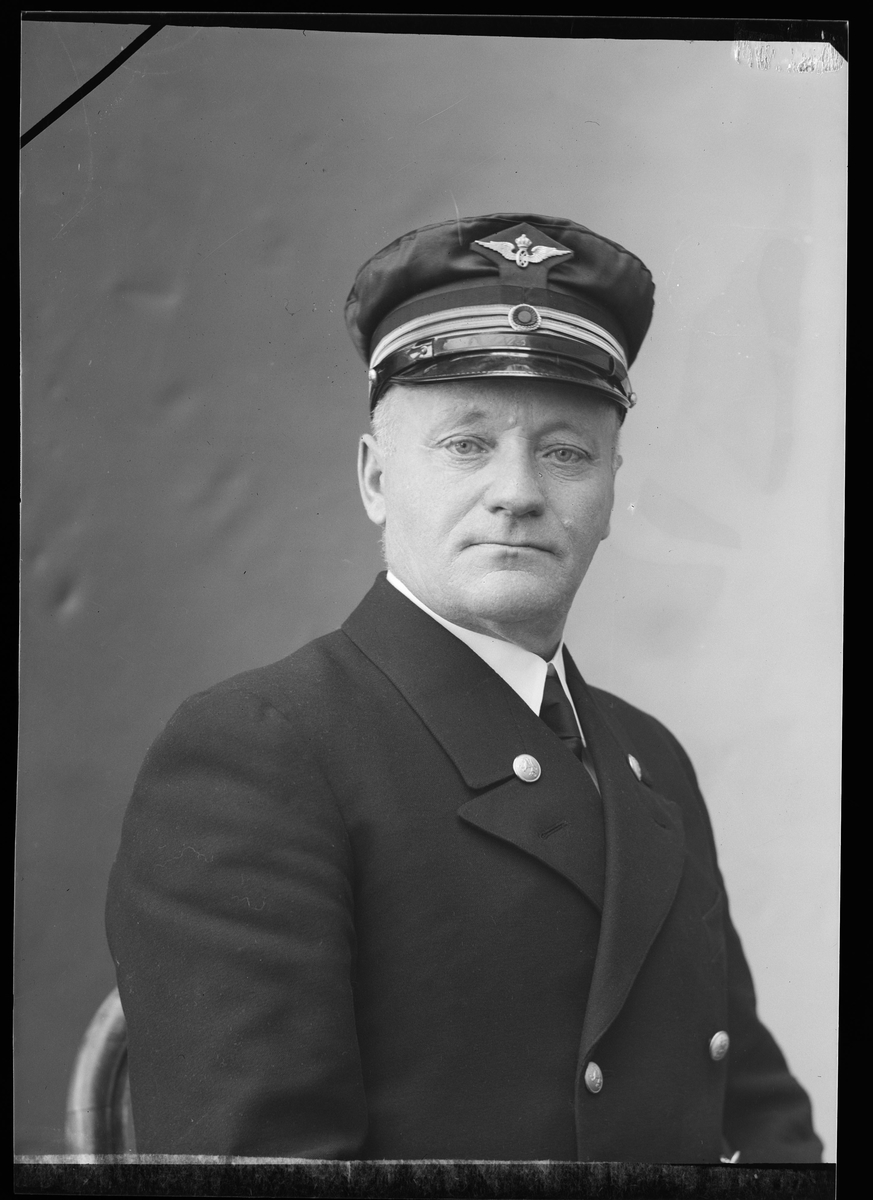 Portrett av stasjonsmester Erik P. Grue i uniform