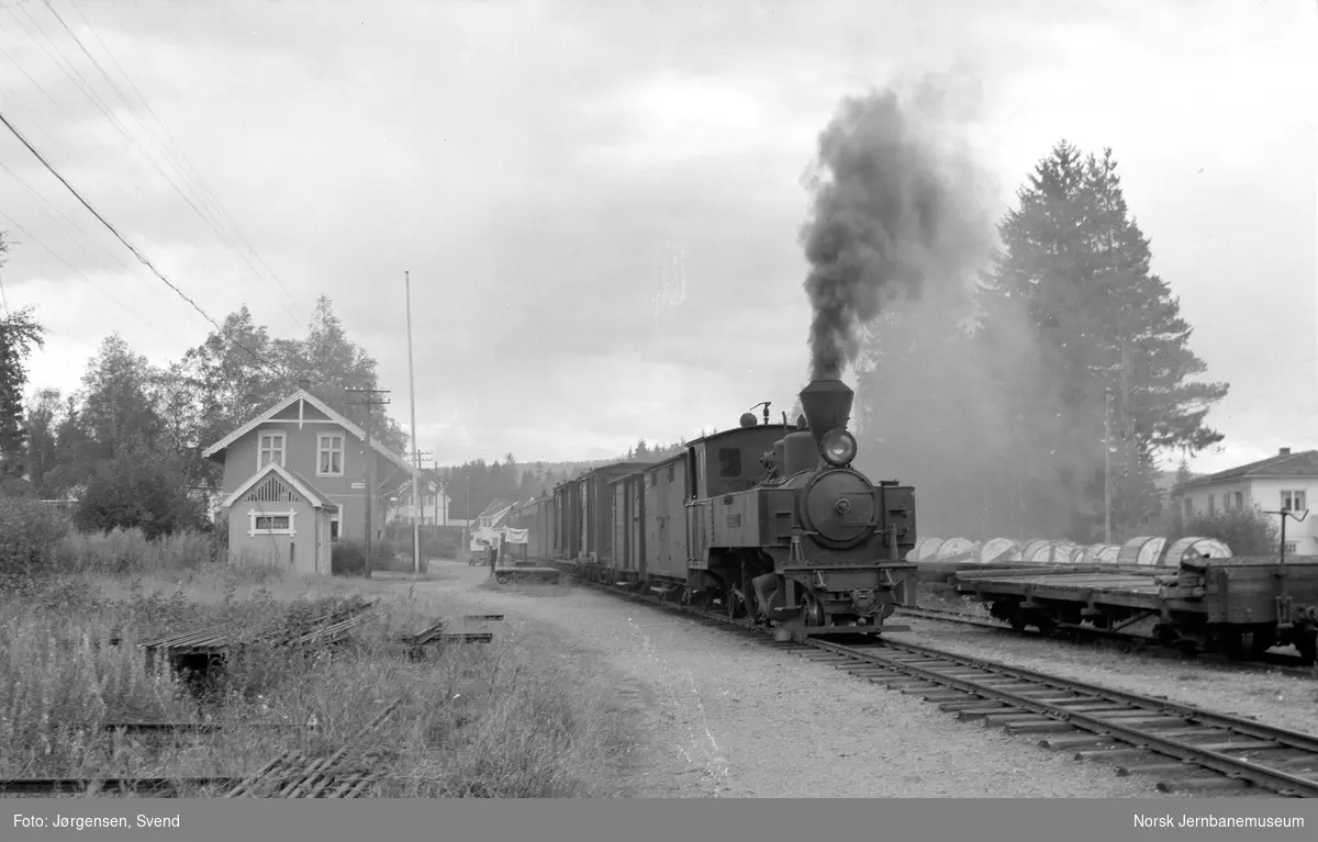 Damplokomotiv nr. 4 "Setskogen" med tog i retning Sørumsand på Aurskog stasjon