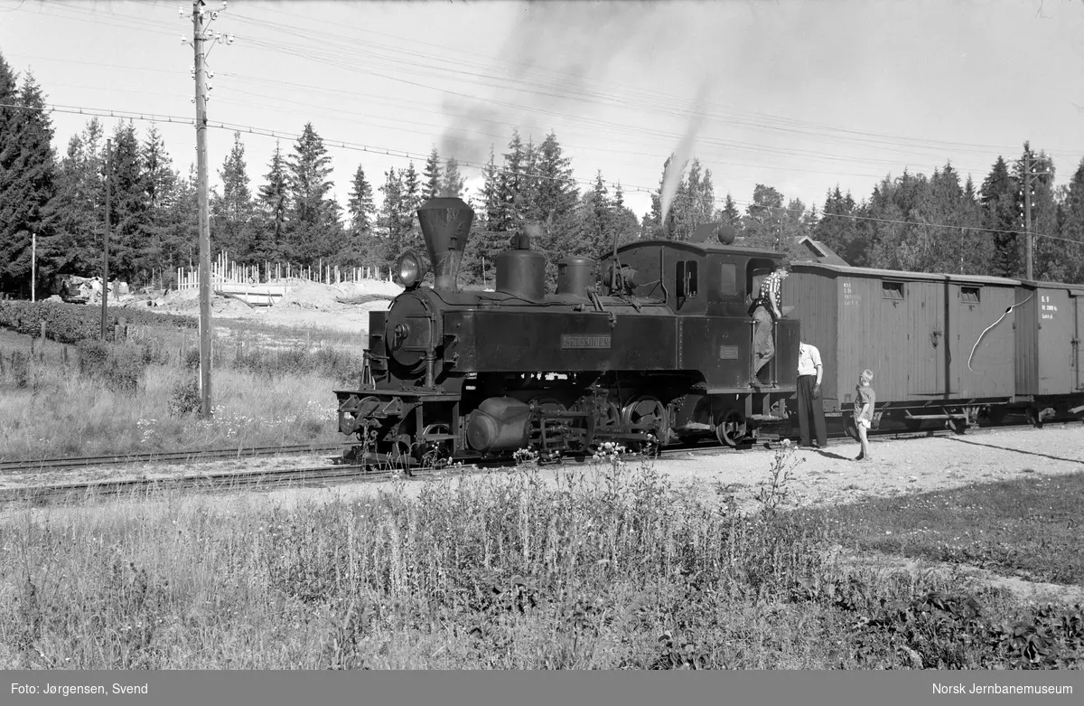 Damplokomotiv nr. 4 "Setskogen" med tog 2051 til Skulerud på Fosser stasjon