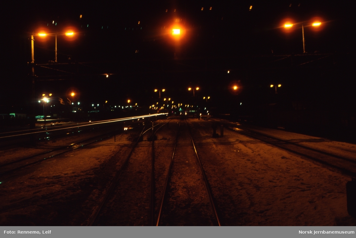 Nattbilde av Hamar stasjon