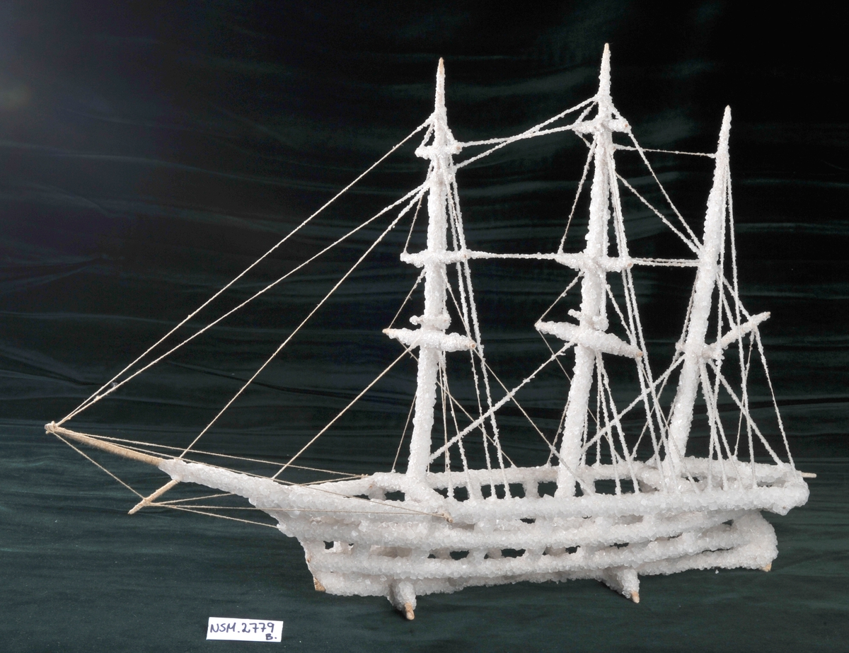 Helmodell av skip utført av div. tråder dekket med saltskrystaller.