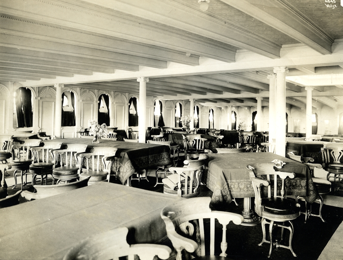 Salong i 1. klasse på D/S Bergensfjord (b. 1913) etter reparasjonen og oppussingen på Nylands verksted i september 1924