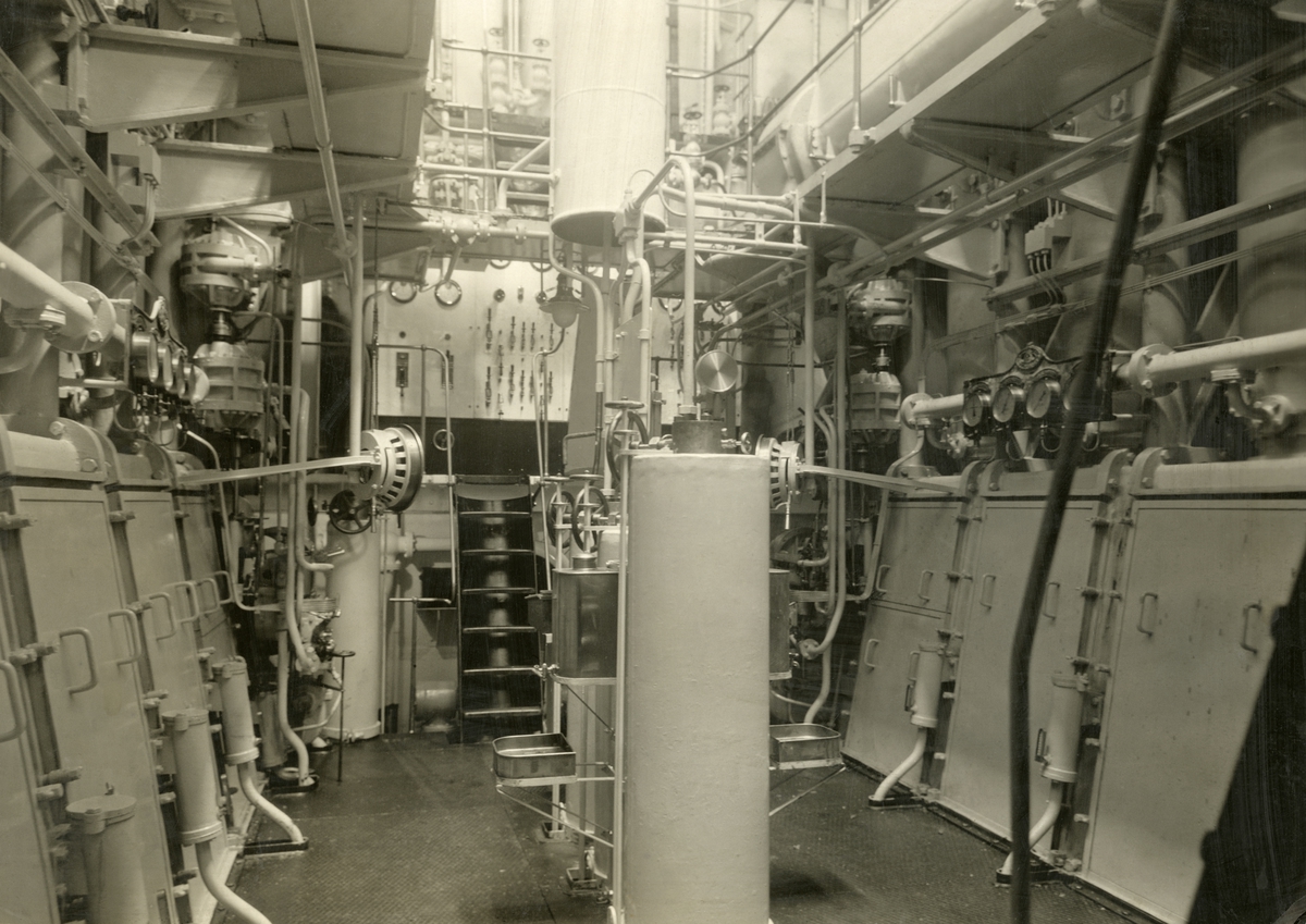 Deler av maskinrommet på M/T 'Lincoln Ellsworth' (b.1927).