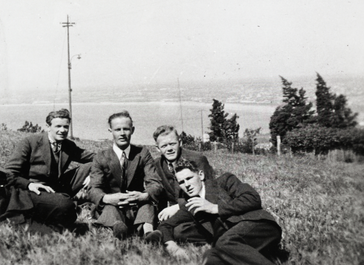 Fire mann fra mannskapet til M/S Templar (b.1929) på en eng. Brunstad nr. 3 og Skallestad nr. 4 fra venstre