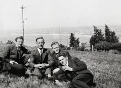 Fire mann fra mannskapet til M/S Templar (b.1929) på en eng.