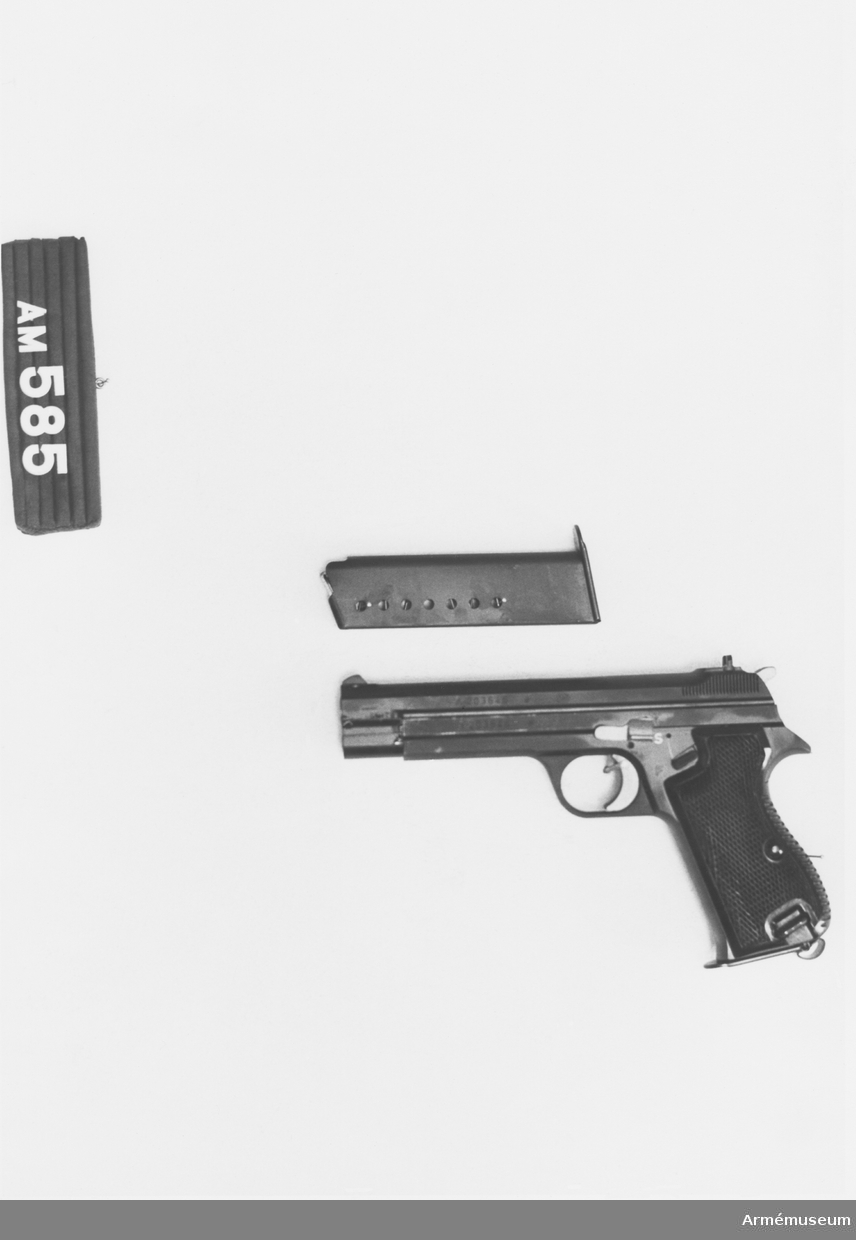 Halvautomatisk pistol tillverkad av SIG, (Schweizerische Industri Gesellschaft am Rheinfalls). Vapnet går lätt att ändra för 7,65 mm ammunition genom att byta ut pipa och rekylfjäder. Magasinet rymmer åtta patroner. Eldhastighet: 350 skott/min.
