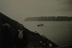 To kvinner foran et skip på en fjord