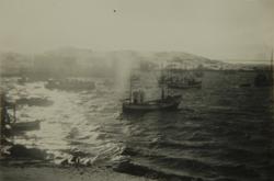 Fiskebåter på felt, ukjent sted