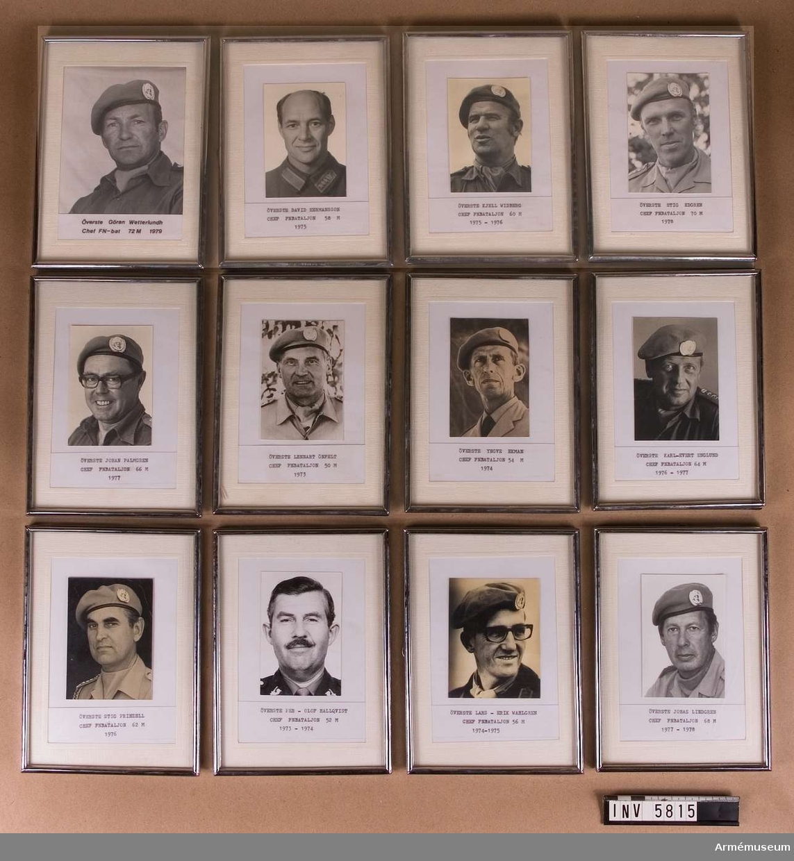 Ramade. Mått: 130 x 180 mm. 12 inramade fotografier av bataljonchefer FN 1973-1978.

Samhörande gåva: 5676-5699 + 5800-5827.
