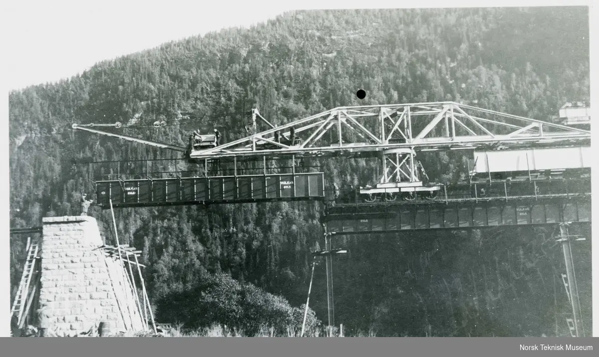 Bygging av jernbanebro (Kylling?) på Raumabanen, 1913-24 