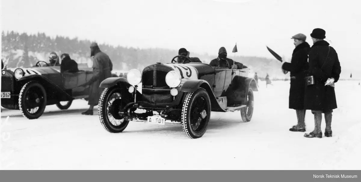 Billøp, i bilen til høyre Gustav Thrane-Steen, bilen til venstre er en Lancia, 1920-22