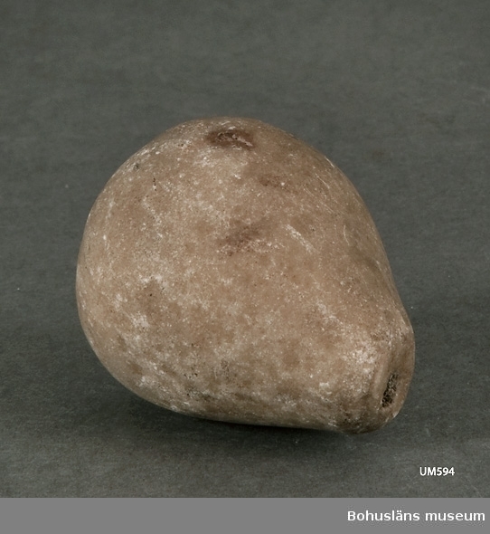 Ur handskrivna katalogen 1957-1958:
Päron av marmor.
Mått: c:a 5 x 4 cm; stjälken är avbruten vid sitt fäste. F.ö. helt.

Lappkatalog: 99