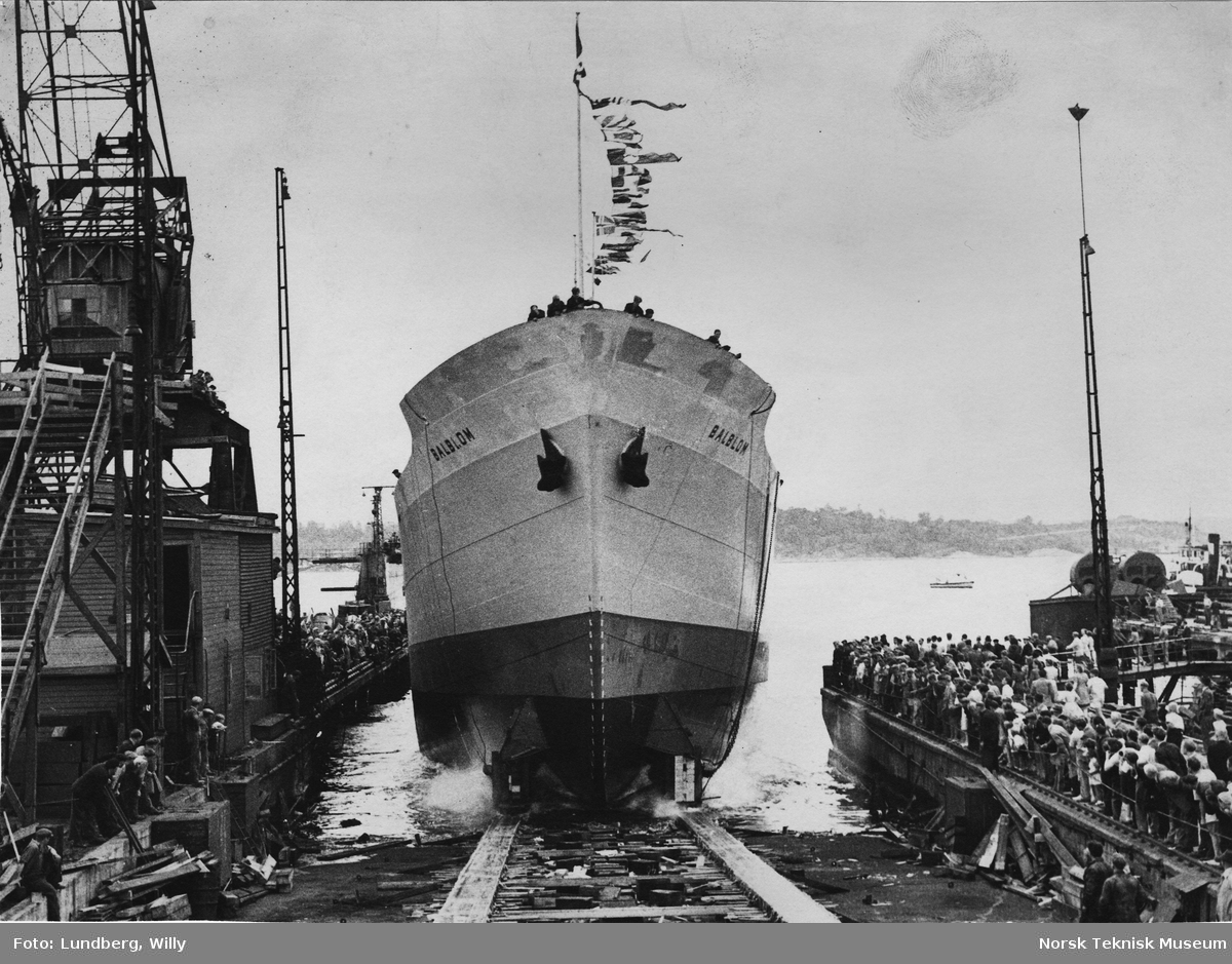 Stabelavløpning av lasteskipet M/S Balblom, B/N 487 på Akers Mek. Verksted 6. juli 1948. Skipet ble levert i 1948 til Fred. Olsen & Co.