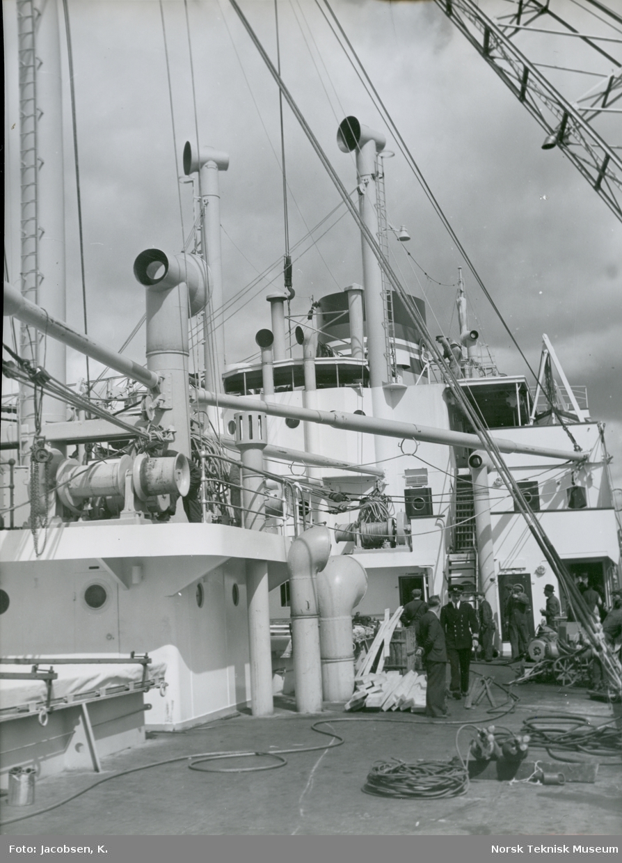 Menn på dekk på cargolineren M/S Heina, B/N 488 til kai på Akers Mek. Verksted 16. juni 1950. Skipet ble levert i 1950 til J. L. Mowinckels rederi.
