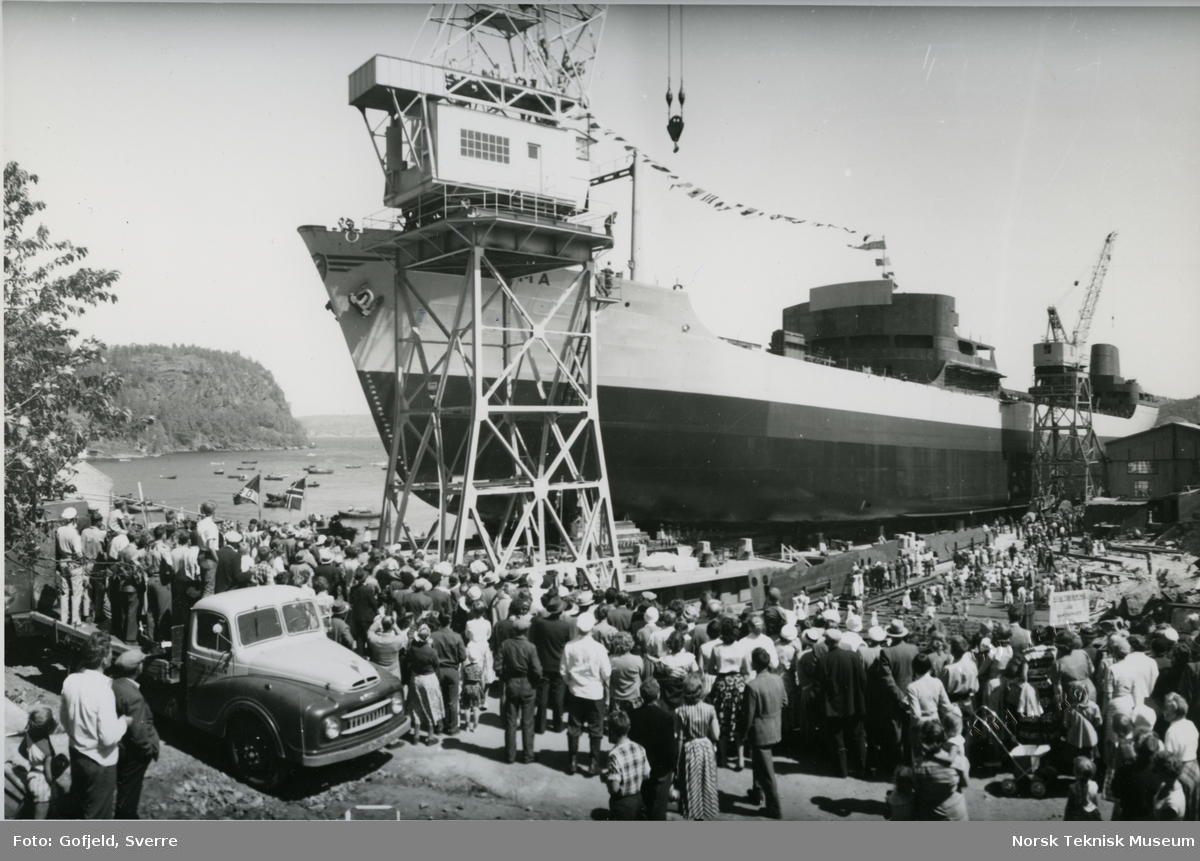 Stabelavløpning av tankeren M/S Velma, B/N 516 (Tangens B/N T 6) på Tangen Verft. Skipet ble levert av Akers Mek. Verksted til Halfdan Ditlev-Simonsen & Co i 1959.