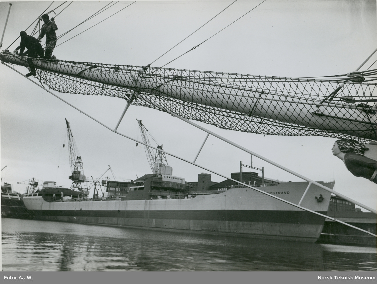 Tankeren M/S Thorstrand, B/N 526 (Stord Verfts B/N 45) under utrustning på Akers Mek. Verksted 6. april 1962. Skipet ble levert av Akers Mek. Verksted og Stord Verft i 1962 til Thor Dahl.
