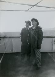 To menn på dekk under prøvetur med tørrlasteskipet M/S Pelag