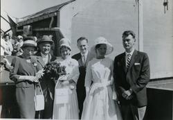 Gudmoren og andre på tribunen i forbindelse med stabelavløpn