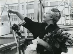 Gudmoren Mrs. Saphir døper kjøleskipet M/S Lemoncore, B/N 55