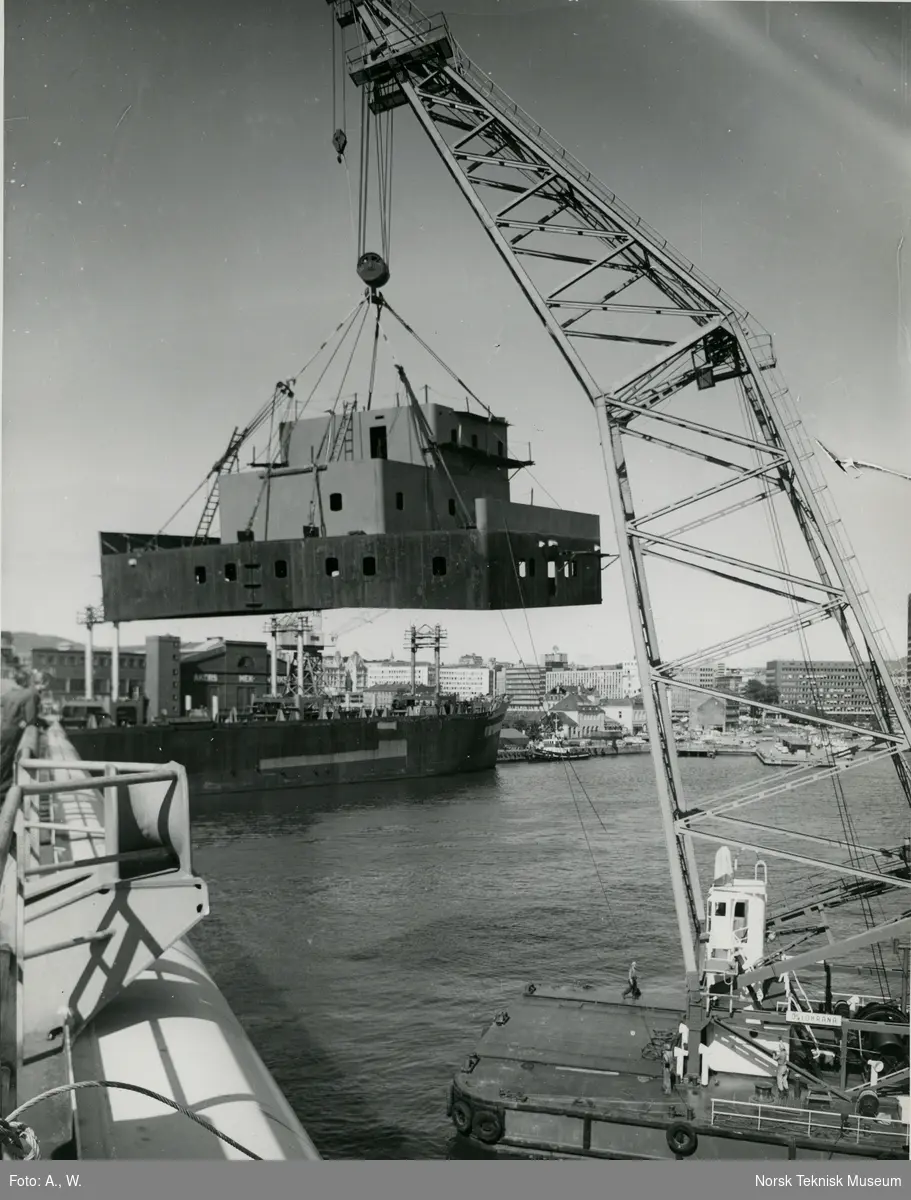 Overbygningen heises ombord med Oslokrana på tankeren M/S Sonja, B/N 560 under utrustning på Akers Mek. Verksted 13. august 1965. Skipet ble levert 11. november 1965 til Onstad Shipping A/S.