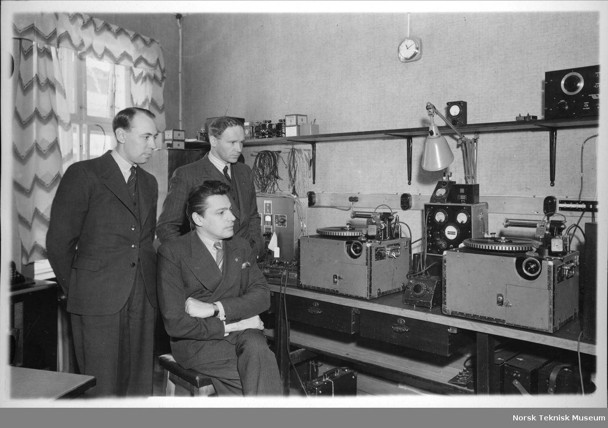 Kristian Bøhn, Karl K Larsen og Einar Schibbye med NRK's første grammofonopptaker (Telefunken) nr 68-70, anskaffet i 1934