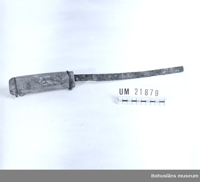 594 Landskap BOHUSLÄN

Knivbladet slitet, träskaftet surrat med ståltråd i båda ändar.

UMFF 59:6