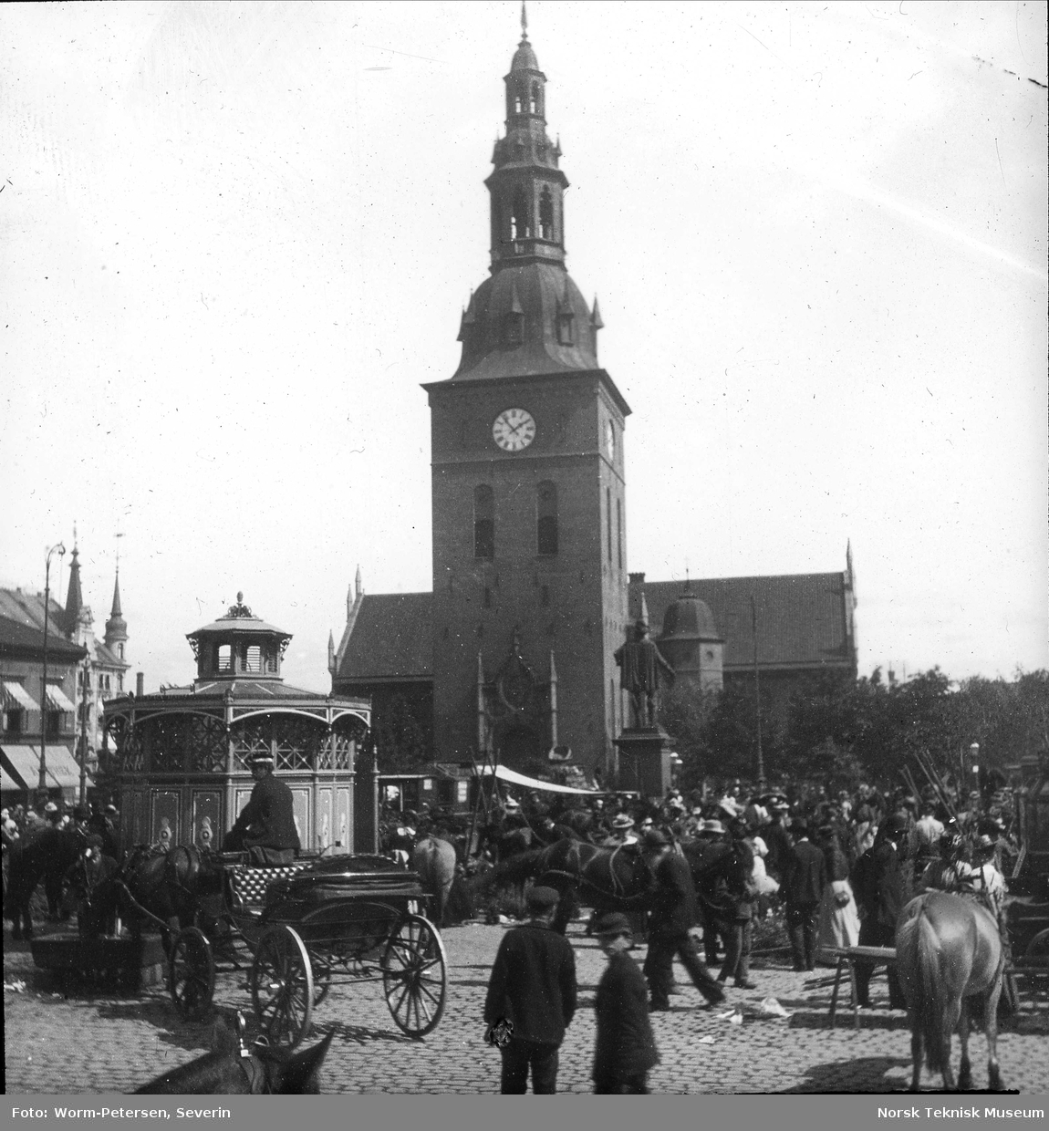 Folkeliv på Stortorget: med Vor Frelsers kirke (nå Oslo domkirke) i bakgrunnen
