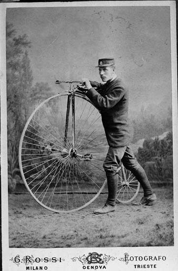 Alban Thorburn med sin höghjuling i Italien. Cykeln är av modellen The Howe Machine som tillverkades 1880-1882