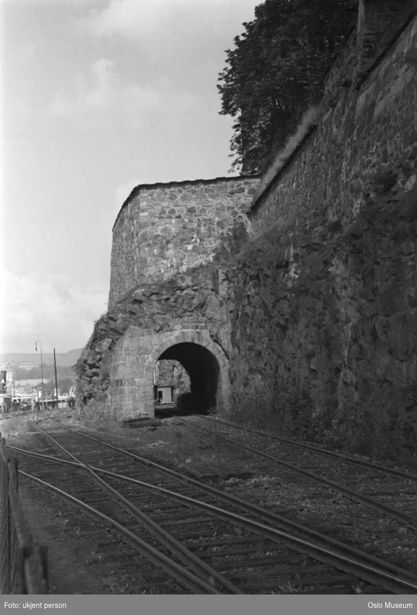 jernbanelinje, bergvegg, tunnel