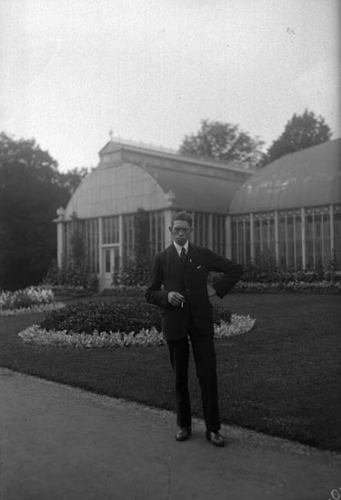 Man som står framför Palmhuset i Trädgårdsföreningen, Göteborg