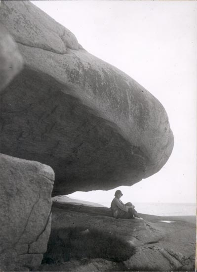 Noterat på kortet: "SMÖGEN". "KLIPPFORMATION PÅ KLEVEN, SMÖGEN".
"FOTO (E41) DAN SAMUELSON 1925. KÖPT AV DENS. DEC. 1958".