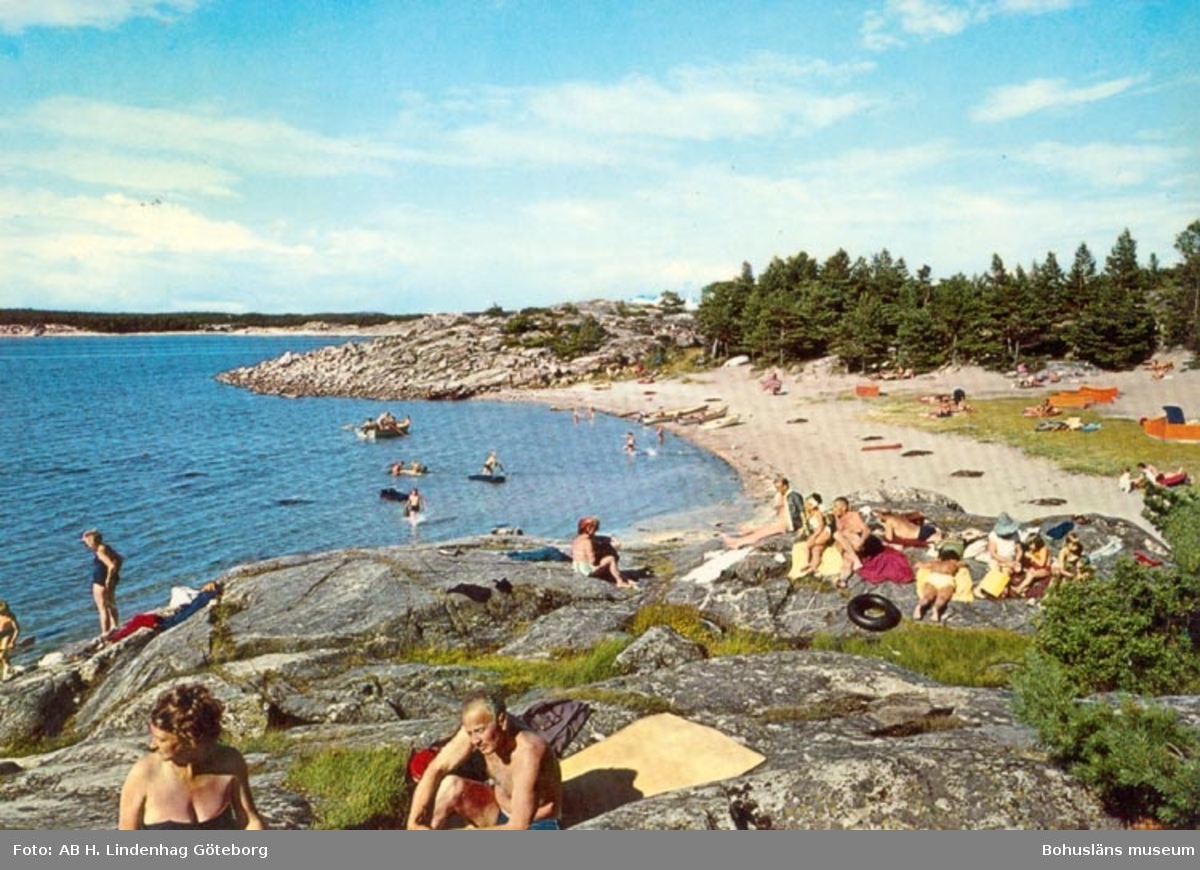 Tryckt text på kortet: "Bohuslän. Badliv". 
"Förlag: Firma H Lindenhag, Göteborg".
Noterat på kortet: "Resö"