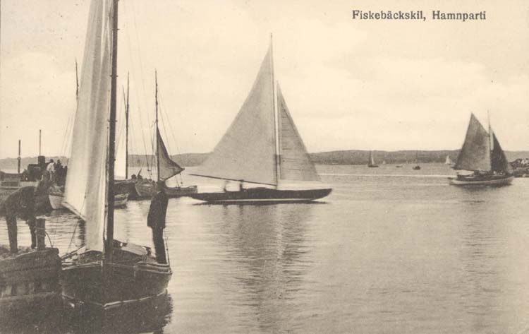Tryckt text på kortet: "Fiskebäckskil. Hamnparti." 
"Tyra Dahlqvist, Fiskebäckskil."