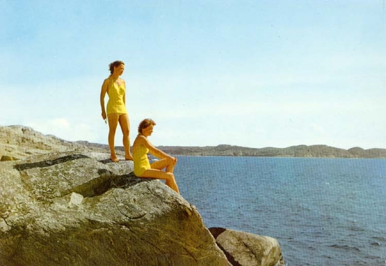 Tryckt text på kortet: "Bohusläns klippor. Badflickor."