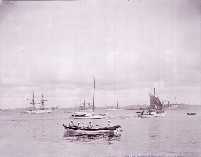 Enligt text som medföljde bilden: "Skolfartyg och skepps, båt, Segelbåt 1907."