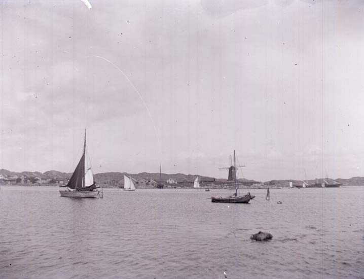 Enligt text som medföljde bilden: "Marstrand, Hamnen."