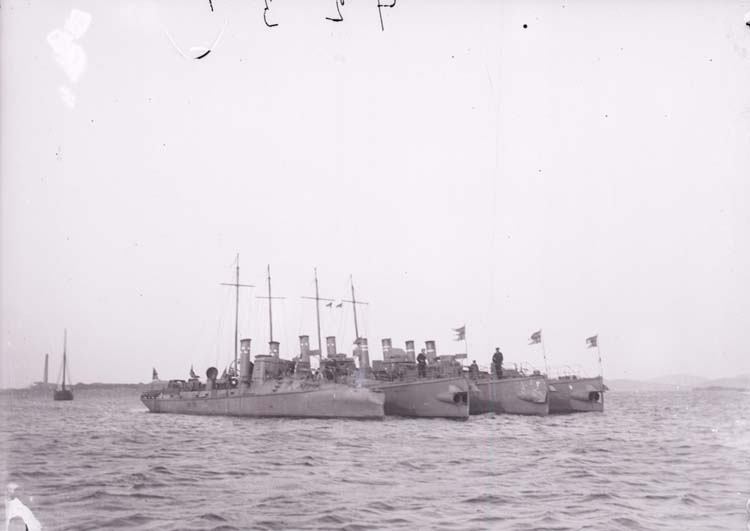 Enligt text som medföljde bilden: "Torpedbåtarna 1, 2, 3, 4. Aug 07."