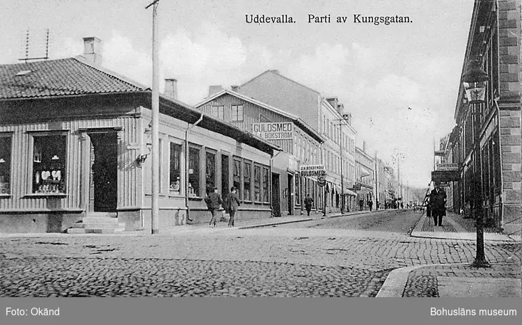 Tryckt text på vykortets framsida: "Uddevalla parti av Kungsgatan".
