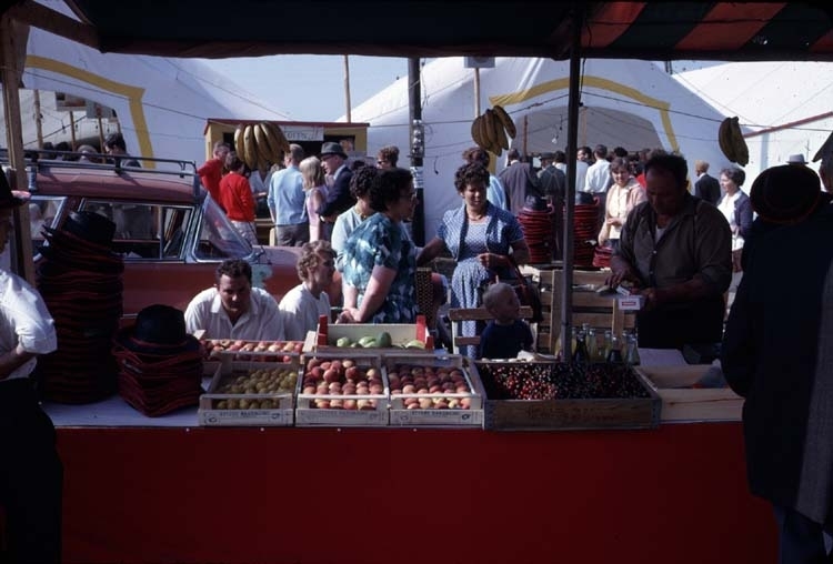 Försäljning av frukt och hattar på Kiviks marknad