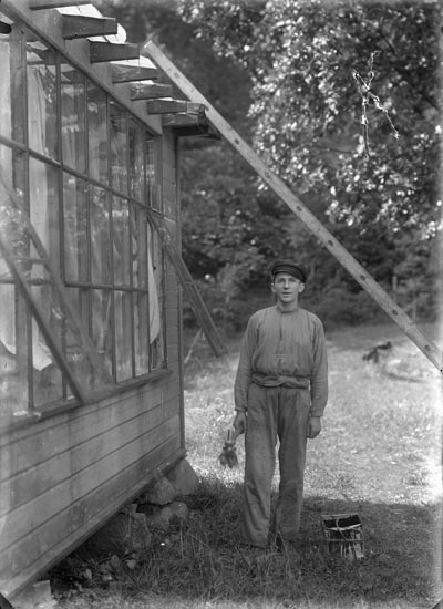 Enligt fotografens anteckningar: "Man från Holmen som tjärar taket i fotoateljén 
S. Sahlberg omkring 1910".