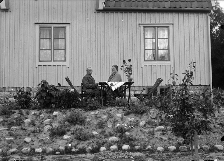 Enligt fotografens noteringar: "Tagit omkring 1930 Johan Rundqvist hustrun Naemi Munkedal."