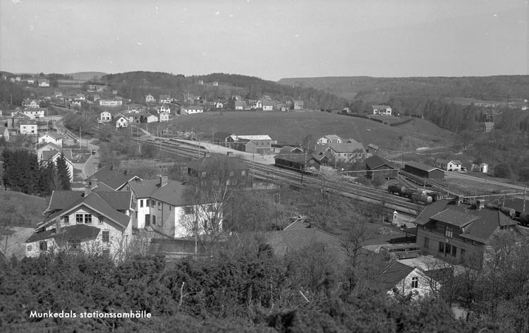 Enligt fotografens anteckningar: "Munkedals Järnvägsstation omkring 1938".