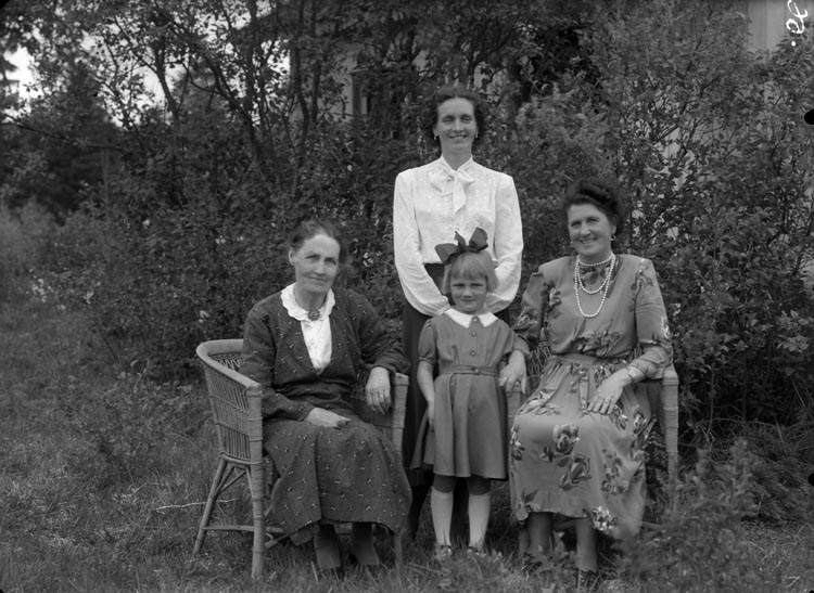 Enligt fotografens anteckningar: "1956, 26. Fru Einhäll (Olsson B) 4 generationer Studseröd Skredsvik".